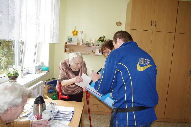 V Poličce volili obyvatelé domova důchodců. Přišli za nimi členové komise s přenosnou volební urnou.