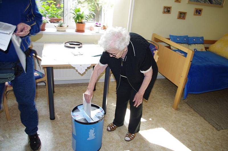 V Poličce volili obyvatelé domova důchodců. Přišli za nimi členové komise s přenosnou volební urnou.