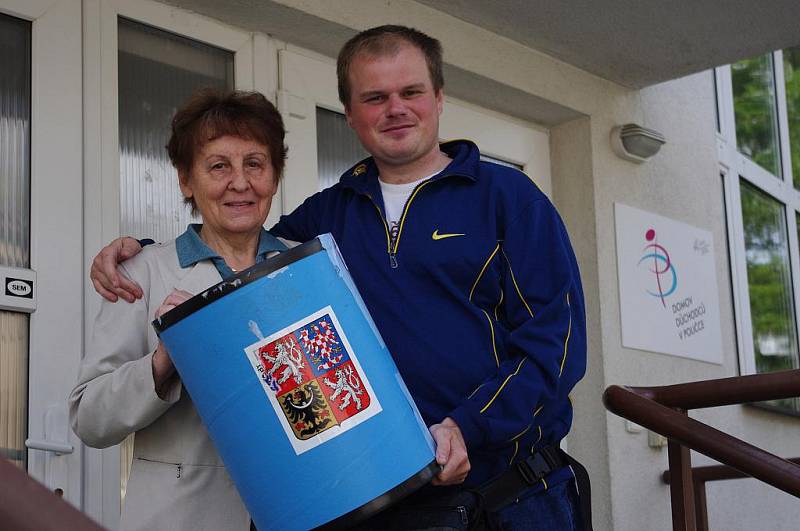 V Poličce volili obyvatelé domova důchodců. Přišli za nimi členové komise s přenosnou volební urnou.