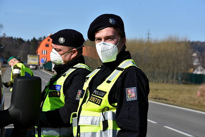 Dva policisté, dva vojáci. Hlídkují u silnice I/34 v Borové u Poličky a kontrolují řidiče, kteří přijíždějí do svitavského okresu ve směru od Hlinska.