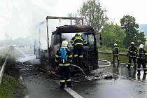 Hasiči likvidují požár nákladního automobilu.