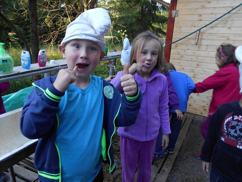 Předškoláci z Mateřské školy odjeli na tři červnové dny do šmoulího lesa ve Svratouchu. 