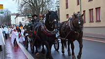 Tříkrálovou sbírku v Moravské Třebové zahájil v sobotu ráno průvod koledníků, v jejichž čele jel kočár s koňmi a Třemi králi.