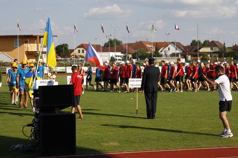 Rozparádění čeští reprezentanti v požárním sportu na závěr MS zařídili, že ze stadionu se stal taneční parket. 