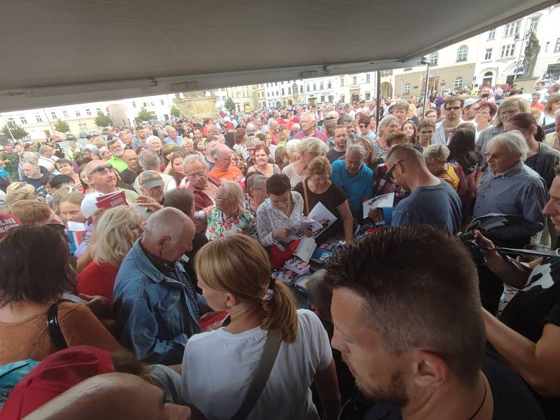 Na podpis čekají stovky příznivců Andreje Babiše