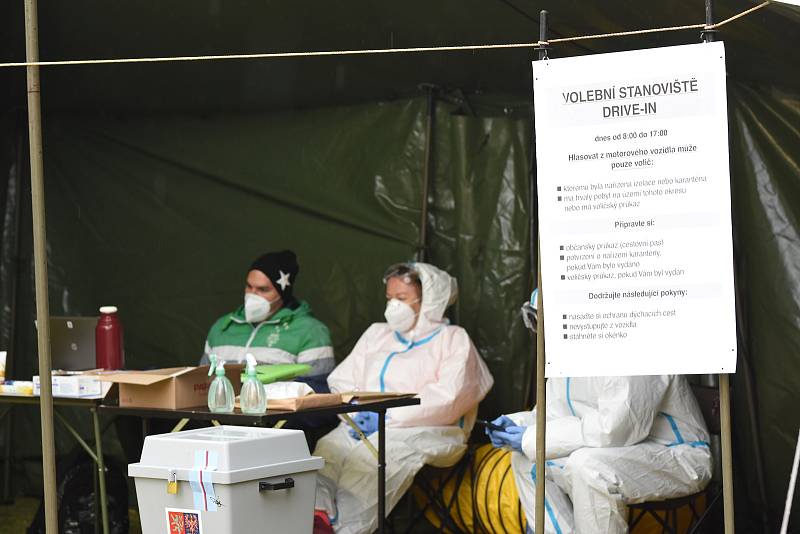 Lidé v karanténě volí ve Svitavách na drive-in stanovišti přímo z auta.