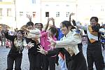 Dechovka a vystoupení mažoretek v podání mládežníků z Japonska v Litomyšli.