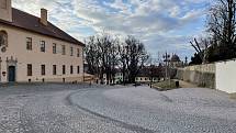 Jindy plná podloubí a ulice Litomyšle zejí o víkendech v Litomyšli prázdnotou. Stejně tak Klášterní zahrady. Podívejte se na "vylidněné" město.