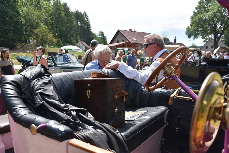 ŠIROKÝ DŮL u Poličky hostil v sobotu 9. ročník srazu veteránů. Tisíce návštěvníků obdivovaly na tři stovky naleštěných historických automobilů, motocyklů, stabilní motory i traktory. Nejstarším vozem byl Ford z roku 1916. „Jezdí k nám lidé z celého kraje 