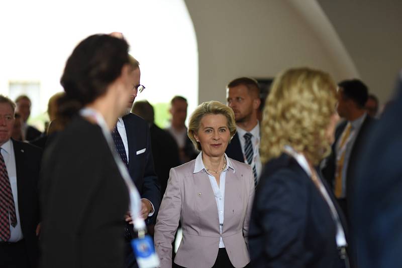Česká vláda a Evropská komise jednají v Litomyšli. Začíná tak půlroční české předsednictví v Evropské unii.