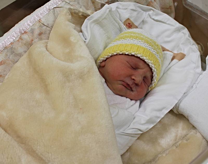 Ema Sochorová se narodila 17. listopadu ve 12.31 hodin. Vážila 2,63 kilogramu a měřila 46 centimetrů. S rodiči Martinou a Lukášem bude vyrůstat v Rudolticích.