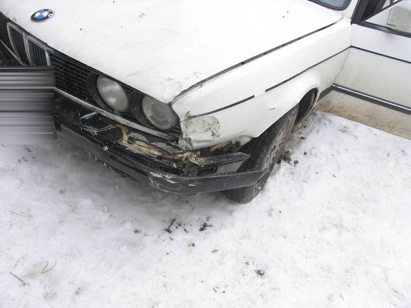 Jedenatřicetiletý opilý řidič BMW si při odbočování na hlavní silnici poblíž Třebařova (Svitavsko) přejel do protisměru, kde narazil do boku projíždějícího vozu Seat. 