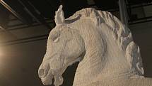VLASTA. Takto pojmenovali autoři sochu  koně, kterou vytvořili za pomoci robota.
