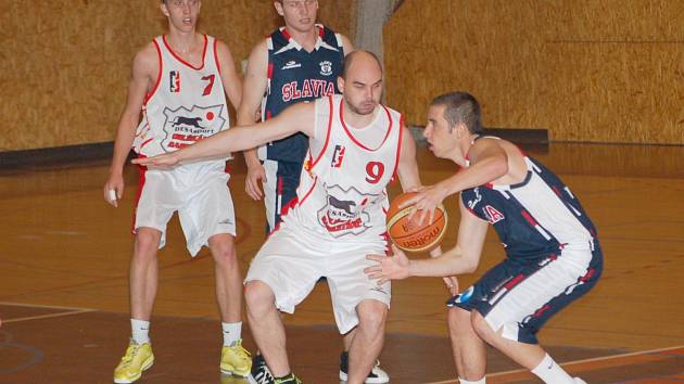 Bojovný výkon svitavských basketbalistů (v bílém) byl základním stavebním kamenem pro zdařilý vstup do sezony. 