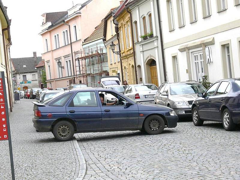 Ve Šmilovského ulici to bývá někdy doslova o zrcátka. Auta stojí u chodníku a jezdí se v obou směrech. 