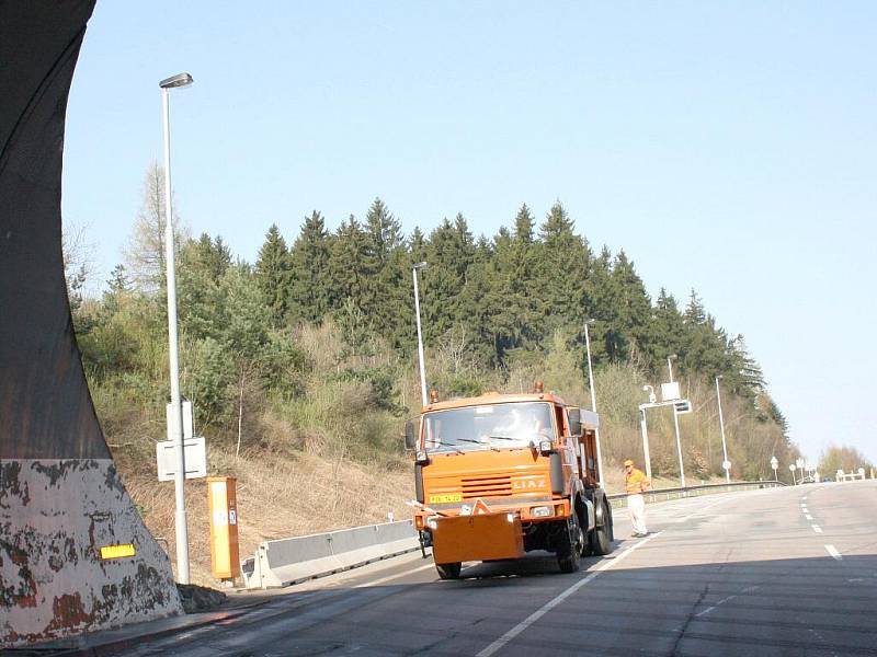 Silniční dopravu na pětatřicítce u Moravské Třebové ve směru od Svitav komplikuje od včerejška uzavírka Hřebečského tunelu.