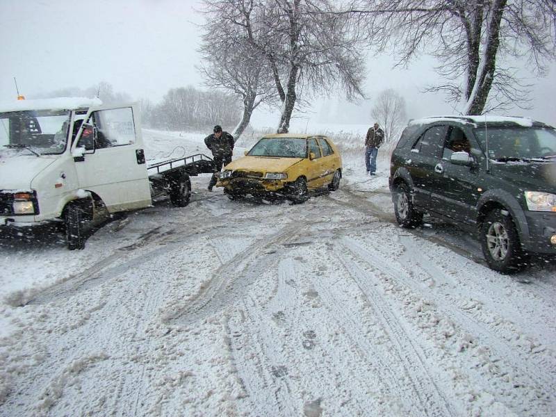 Havárie osobního vozu Škoda Felicie na silnici ze Svitav na Moravskou Třebovou. 