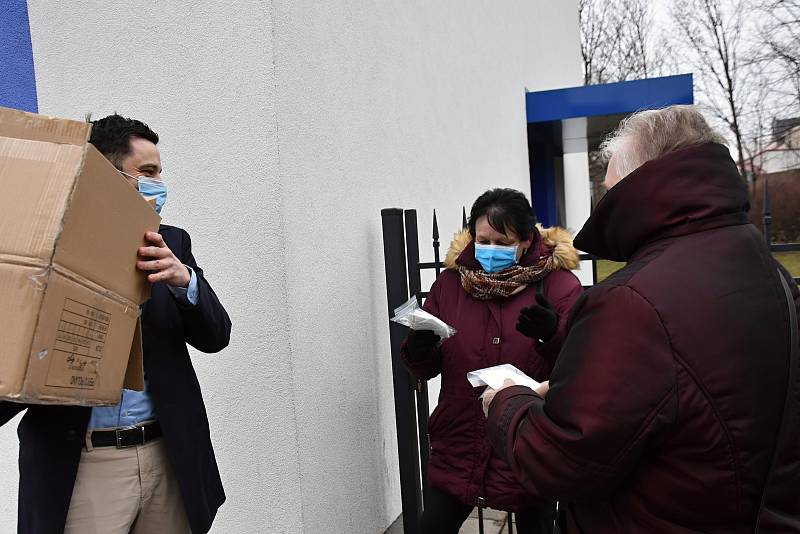 Štědrý dárce Jan Smejkal dovezl respirátory i do Svitav na autobusové a vlakové nádraží.