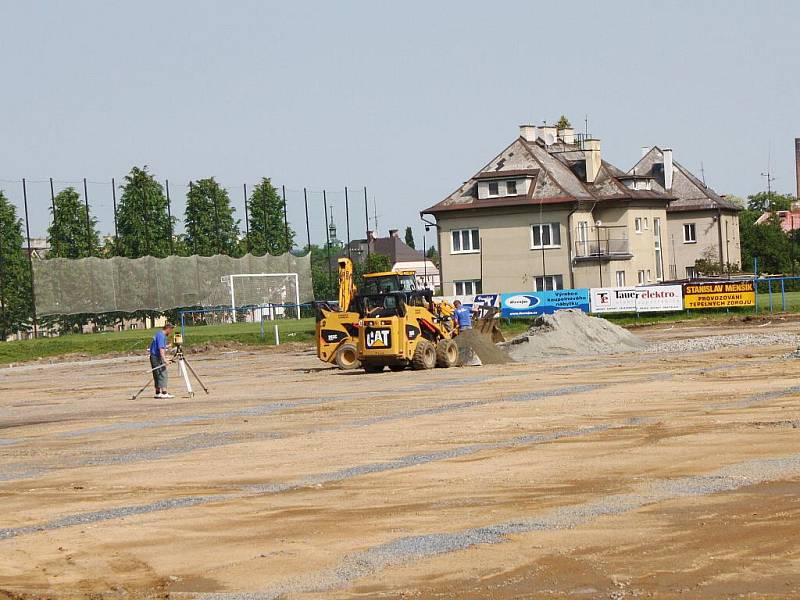 Trávník na fotbalovém hřišti v Lánech brzy nahradí umělý povrch. Umožní trénování i v zimním období.