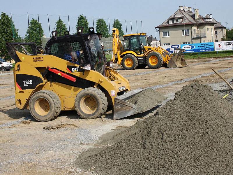 Trávník na fotbalovém hřišti v Lánech brzy nahradí umělý povrch. Umožní trénování i v zimním období.