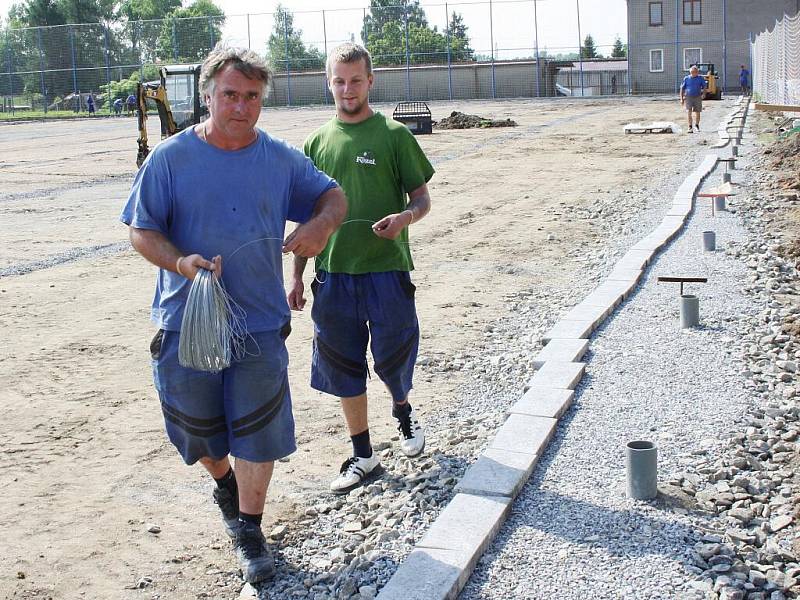 Trávník na fotbalovém hřišti v Lánech brzy nahradí umělý povrch. Umožní trénování i v zimním období.