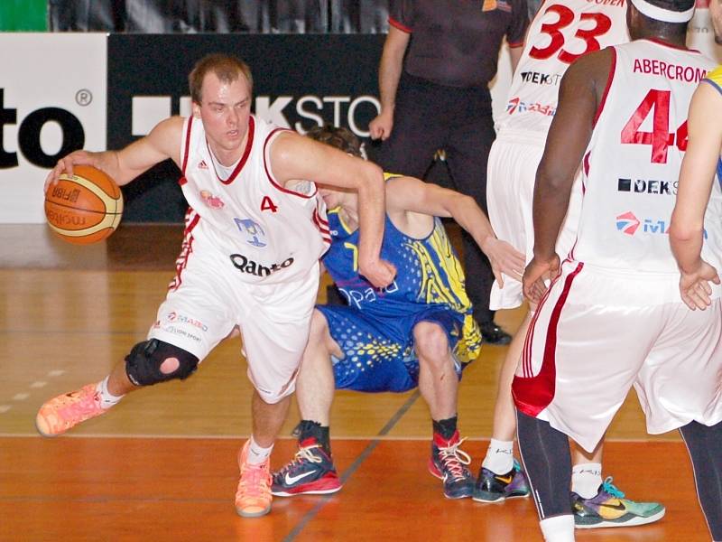 PROTI VŠEM. Pouze poločas se zdálo, že Tuři mohou bojovat o vítězství. Potom ale dostaly jejich ambice tvrdou ránu. 