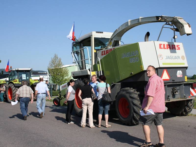 Zemědělci ze svitavského okresu se dnes připojili k protestní akci. S traktory, nákladními auty, ale i kombajny a řezačkami popojížděli po silnici z Moravské Třebové na Hřebeč. 