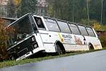 Opilý řidič autobusu zavinil nehodu. Vůz i s cestujícími převrátil do příkopu u strojíren za Korouhví.