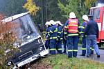 Opilý řidič autobusu zavinil nehodu. Vůz i s cestujícími převrátil do příkopu u strojíren za Korouhví.