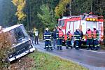 Opilý řidič autobusu zavinil nehodu. Vůz i s cestujícími převrátil do příkopu u strojíren za Korouhví.