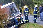 Opilý řidič autobusu zavinil nehodu. Vůz i s cestujícími převrátil do příkopu u strojíren za Korouhví.