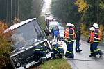 Opilý řidič autobusu zavinil nehodu. Vůz i s cestujícími převrátil do příkopu u strojíren za Korouhví.