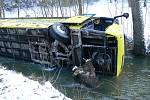 AUTOBUS V ŘECE. Všichni lidé i šofér vyvázli z děsivě vypadající kolize bez zranění.