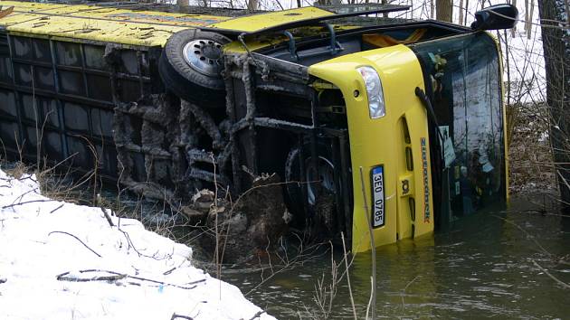 AUTOBUS V ŘECE. Všichni lidé i šofér vyvázli z děsivě vypadající kolize bez zranění.