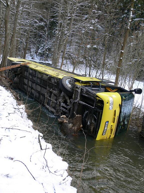 AUTOBUS V ŘECE. Všichni lidé i šofér vyvázli z děsivě vypadající kolize bez zranění.