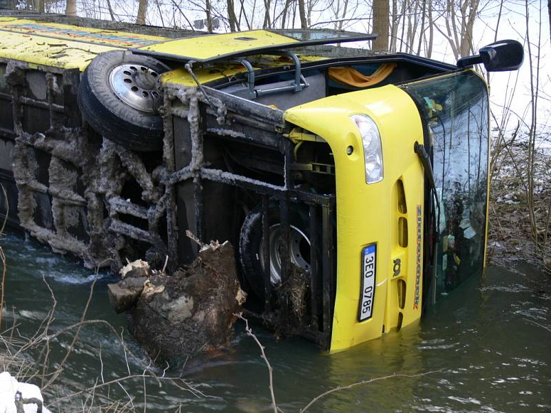 AUTOBUS V ŘECE. Všichni lidé i šofér vyvázli z děsivě vypadající kolize bez zranění.