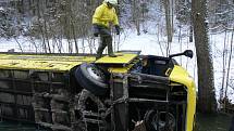 AUTOBUS V ŘECE. Všichni lidé i šofér vyvázli z děsivě vypadající kolize bez zranění.