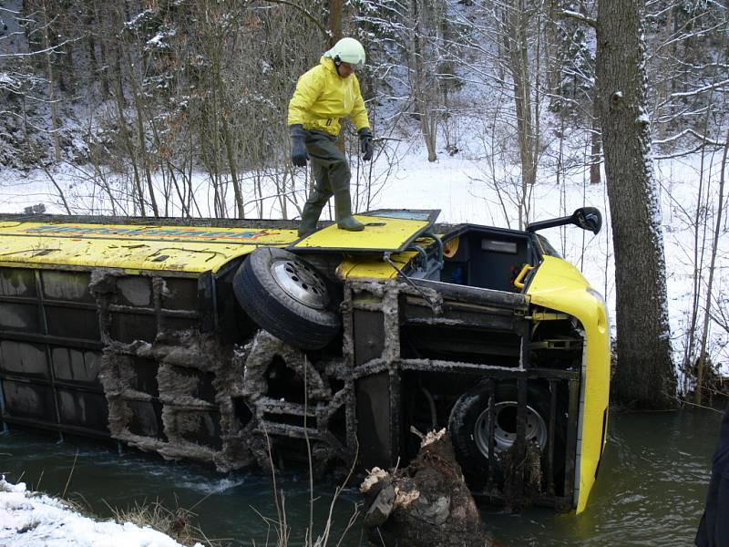 AUTOBUS V ŘECE. Všichni lidé i šofér vyvázli z děsivě vypadající kolize bez zranění.