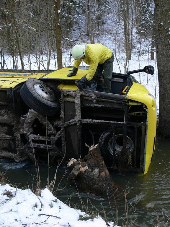 AUTOBUS V ŘECE. Všichni lidé i šofér vyvázli z děsivě vypadající kolize bez zranění.