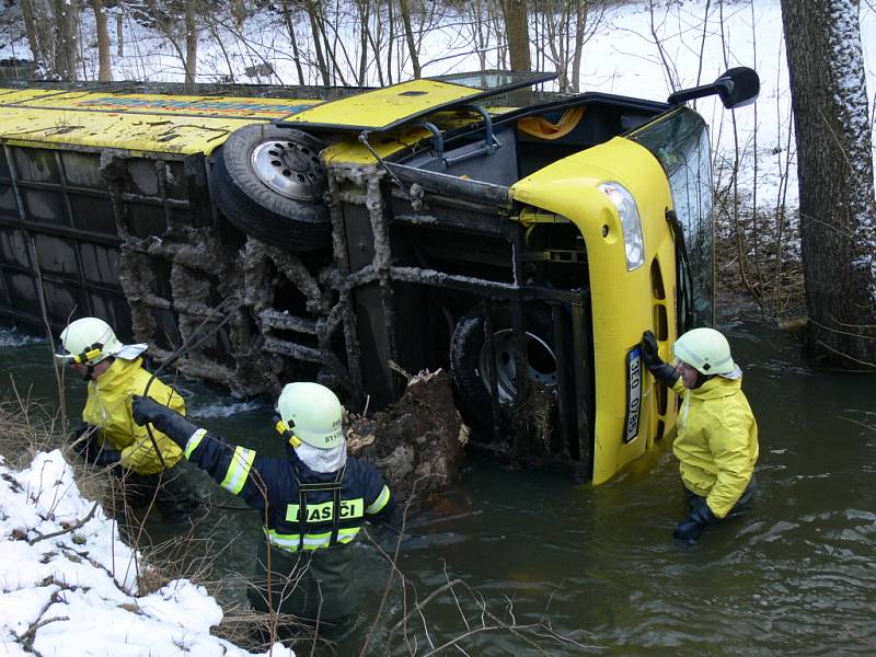 AUTOBUS V ŘECE. Všichni lidé i šofér vyvázli z děsivě vypadající kolize bez zranění.