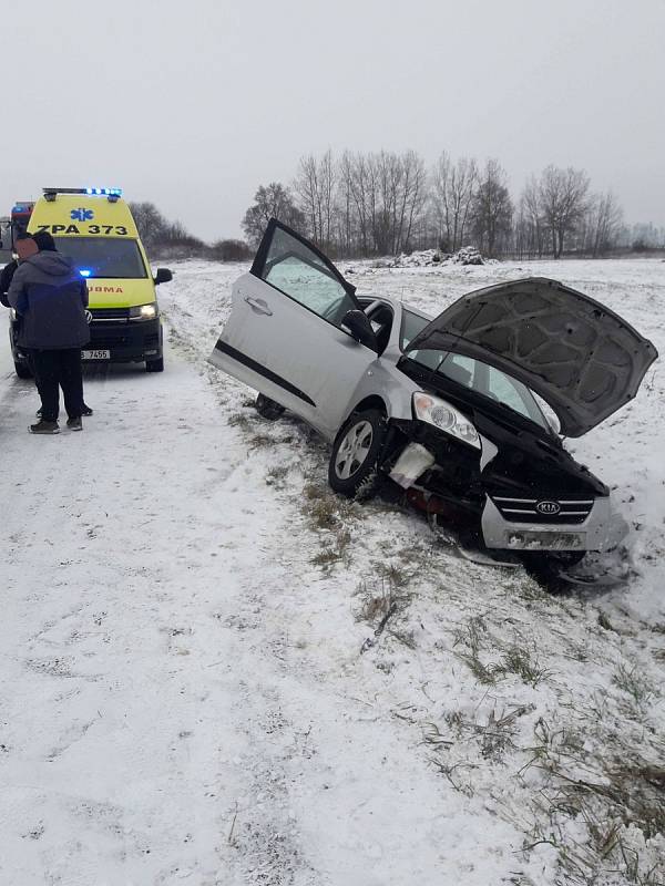 Dopravu v Pardubickém kraji komplikovalo sněžení. Hasiči tahali auta z příkopů.