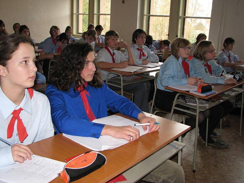 Neobvyklé vyučování v rámci připomínky 20. výročí sametové revoluce si vyzkoušeli studenti gymnázia v Poličce.