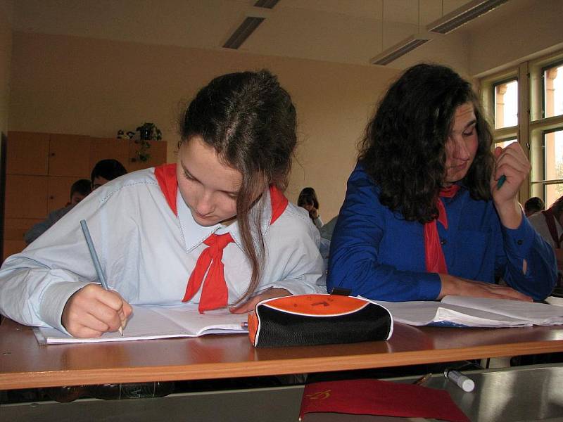 Neobvyklé vyučování v rámci připomínky 20. výročí sametové revoluce si vyzkoušeli studenti gymnázia v Poličce.