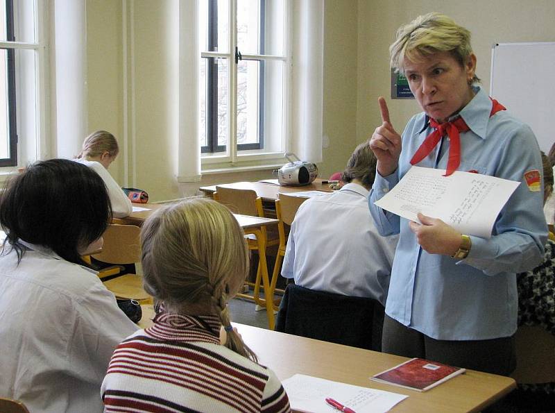 Neobvyklé vyučování v rámci připomínky 20. výročí sametové revoluce si vyzkoušeli studenti gymnázia v Poličce.