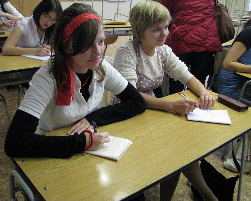 Neobvyklé vyučování v rámci připomínky 20. výročí sametové revoluce si vyzkoušeli studenti gymnázia v Poličce.