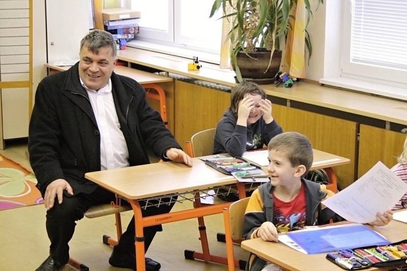  Děti ze ZŠ Na Lukách v Poličce se kromě pozitivního hodnocení na vysvědčení dočkaly také dárků přímo od starosty Poličky Jaroslava Martinů.
