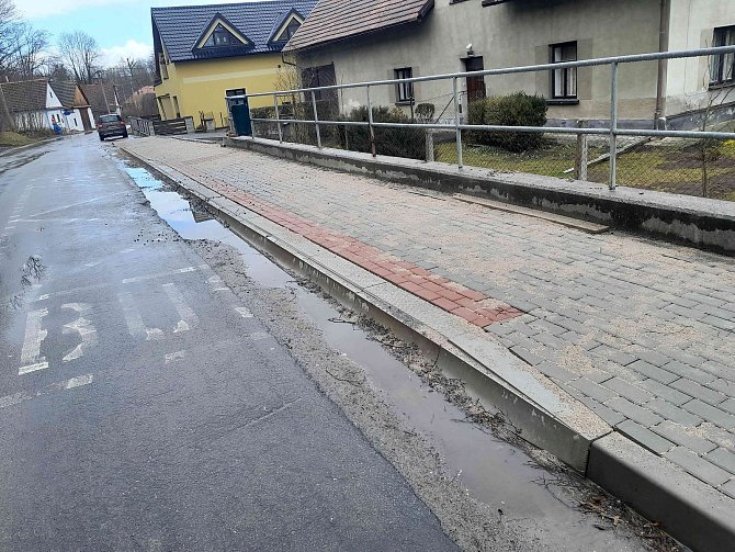 Čistá u Litomyšle má dva kilometry nové silnice a konečně i chodníky. Další úseky na opravy čekají.