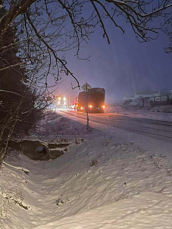 První sníh zkomplikoval dopravu na Svitavsku.