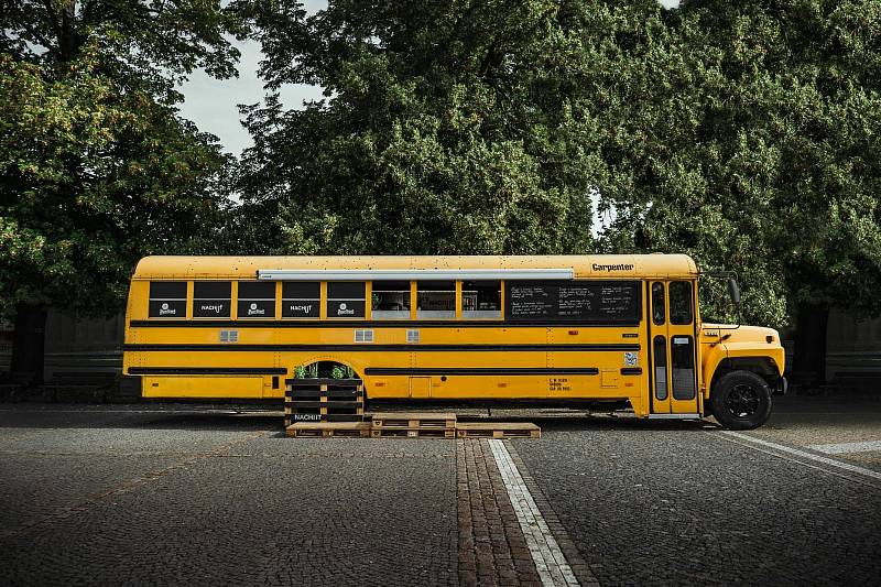 AMERICKÝ ŠKOLNÍ AUTOBUS přestavěný na pojízdnou restauraci měl brázdit republiku. Místo toho parkuje v Litomyšli a Martin Dvořák prodává jídlo přes okénko. Foto: Jan Smejkal