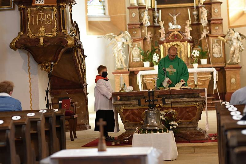 Kostel sv. Mikuláše v Čisté u Litomyšle má zase všech pět zvonů. Poslední sv. Petr se na malou věž vrátil v neděli.